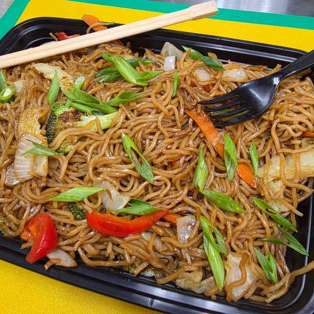 STIR FRY NOODLES W VEGETABLES 58OZ SIZE.
